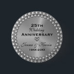 25e bruiloft Jubileum Silver & Diamonds Button<br><div class="desc">Het elegante ontwerp van de 25e trouwdag met een afbeelding metalen zilvertextuur met aanpasbare tekst. Hart in het ontwerp van hartdiamanten met zilveren tinten rand.</div>