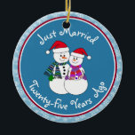 25e Jubileum Gift Fun Snow Paar Kerst Keramisch Ornament<br><div class="desc">Ons feestelijke sneeuwkoppel is gekleed voor koud weer in hun pattereerde sjaals, coördinerende wanten en rode kerstmuts. Leuke "Just Married"-boodschap, ongeacht hoe lang je familie of vrienden zijn getrouwd. Voeg hun namen en de datum van het jubileumjaar toe om een perfecte herinnering te maken die het jubileumpaar nog jaren zal...</div>