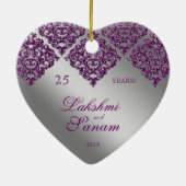 25e Jubileum Paarse Sparkle Silver Damask Keramisch Ornament (Achterkant)