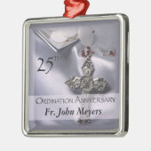 25e Jubileum van de Ordening dwars Gastheer Metalen Ornament (Links)