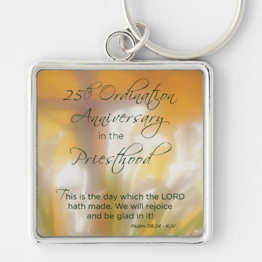 25e Ordination Jubileum Priesthood Lilies Sleutelhanger (Voorkant)