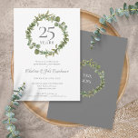 25e Silver Wedding Jubileum Greenery Garland Kaart<br><div class="desc">Met een elegant bos florale groenery garland kan deze botanische uitnodiging voor het 25ste trouwfeest gepersonaliseerd worden met je speciale informatie over de zilveren verjaardag. Op de achterzijde staat een corresponderende groene tuin die je verjaardagsdata in elegante witte tekst op een zilveren achtergrond instelt. Ontworpen door: Thisnotme©</div>