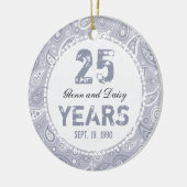 25e Silver Wedding Jubileum Paisley Monogram Keramisch Ornament (Links)