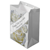 25e verjaardag bewerkbare Zilveren Roos Medium Cadeauzakje (Voorkant Gekanteld)