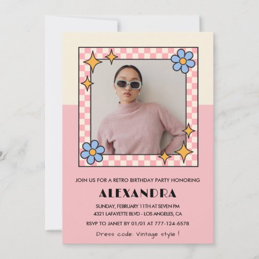 25e verjaardag uitnodiging Retro Groovy Pink Flowe (Voorkant)