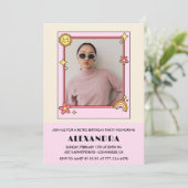 25e verjaardag uitnodiging Retro Groovy Pink Flowe (Staand voorkant)