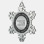 25e weddenschap Jubileum metallisch zilver en zwar Tin Sneeuwvlok Ornament (Rechts)