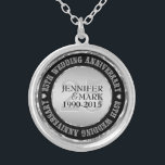 25e weddenschap Jubileum metallisch zilver en zwar Zilver Vergulden Ketting<br><div class="desc">Elegant 25e trouwdag herdenkingsfeest ketting met aanpasbare tekst. Metallic zilver en zwart. Witte diamanten accenten.</div>