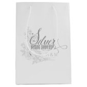 25e zilverJubileum Initialen en witte rozen Medium Cadeauzakje (Voorkant)