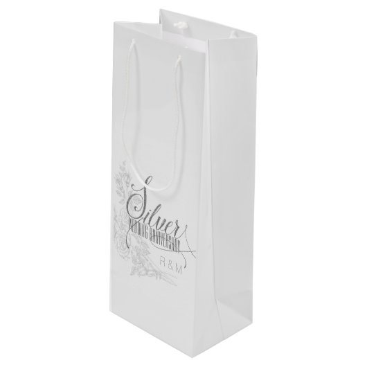 25e zilverJubileum Initialen en witte rozen Wijn Cadeautas (Voorkant Gekanteld)