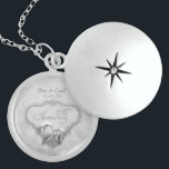 25e Zilverweddenschap Jubileum Sterling Zilver Ketting<br><div class="desc">Zilvergrijs Calla Lily keepsake ketting met florale damast achtergrond voor een 25e huwelijksverjaardag. Elegante zilveren banner is geaccentueerd met twee Calla Lelies en heeft tekstkunst gezegde 25e Jubileum in  script. Bovenste tekst is klaar voor u om aan te passen met namen en jubileumdatums.</div>