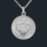 25e Zilverweddenschap Jubileum Sterling Zilver Ketting<br><div class="desc">Silver Grey Calla Lily houdt het sterling Silver ketting vol met florale damask achtergrond voor een 25e trouwdag. Elegant Silver banner is geaccentueerd met twee Calla Lilies en heeft gezegde 25th van de tekstkunst in manuscript. De hogere tekst is klaar voor u om met namen en verjaardagsdata aan te passen....</div>