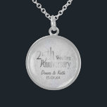 25e Zilverweddenschap Jubileum Sterling Zilver Ketting<br><div class="desc">Het sterling Zilveren ketting heeft de 25e kunst van de Jubileum typografische stijltekst. Pas namen en de datum van het Jubileum aan.</div>