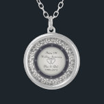 25e Zilverweddenschap Jubileum Zilver Vergulden Ketting<br><div class="desc">25e weddenschapspatroon - Pas het aan. Kunstwerk van Amelia Carrie</div>