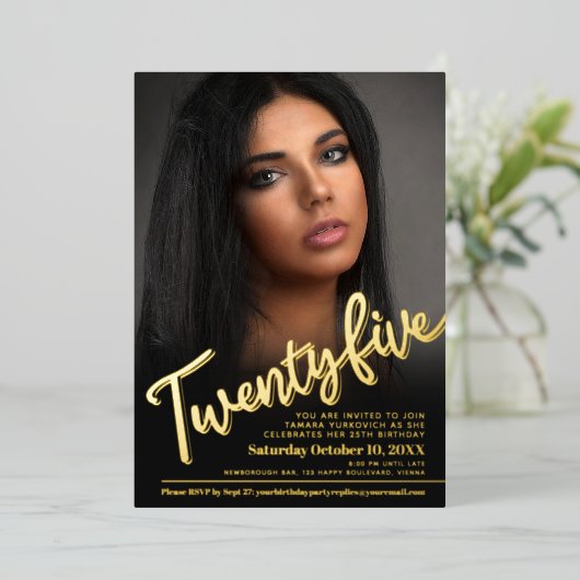 25th Birthday custom foto script goud Folie Uitnodiging (Staand Voorkant)