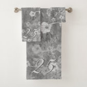25th/Custom Jubileum Grijze Bloemen Bad Handdoek (Insitu)