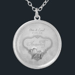 25th Silver Calla Wedding Jubileum Zilver Vergulden Ketting<br><div class="desc">Silver Grey Calla Lily houdt het ketting vol met florale damask achtergrond voor een 25e trouwdag. Elegant Silver banner is geaccentueerd met twee Calla Lilies en heeft gezegde 25th van de tekstkunst in  manuscript. De hogere tekst is klaar voor u om met namen en verjaardagsdata aan te passen.</div>