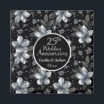 25th Silver Glitter Floral Wedding Jubileum Magneet<br><div class="desc">25th Silver Glitter Floral Wedding Magnet - met zilveren en zwarte glitter met florale zilveren glitter en zilveren letters en cijfers, is deze Jubileum een unieke, elegante, chique 25th Wedding Jubileum-aandenken om aan uw gasten aan te bieden op uw Celebration-feest. U kunt de namen van het paar en de datum...</div>
