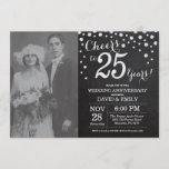 25th Wedding Jubileum Chalkboard Black Silver Kaart<br><div class="desc">25e Jubileum van de Weddenschap met douanefoto. Chalkboard Black en Silver Invitation. Vijfentwintig Jubileum. Chalkboard Black en Silver Glitter Diamond Background Zilveren Confetti. Volwassen verjaardag. Vrouw of Man Man Birthday Party. Voor verdere aanpassing, te klikken gelieve de knoop "van de Aanpassing het"en ons ontwerphulpmiddel te gebruiken om deze sjabloon te...</div>