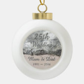 25th Wedding Jubileum Chic Silver Typografie Keramische Bal Ornament (Voorkant)