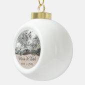 25th Wedding Jubileum Chic Silver Typografie Keramische Bal Ornament (Rechts)