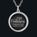 25th Wedding Jubileum Gepersonaliseerd Zilver Vergulden Ketting<br><div class="desc">Als je een ander jaar nodig hebt - anders dan 25 jaar,  neem dan contact met me op. Traditioneel zwart-wit - Ideaal geschenk voor ouders of grootouders. Een koepel dat u kunt aanpassen.</div>