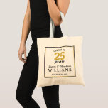 25th Wedding Jubileum Gold Cheers tot 25 jaar Tote Bag<br><div class="desc">Viel de 25e trouwdag met deze Cheers om de herdenkingsdag van 25 jaar te vieren. Dit moderne ontwerp biedt een zwarte en gouden rand met gemakkelijk leesbare tekst die "CHEERS TO 25 years" aangeeft. Pas dit punt met uw eerste en familienaam en de datum van uw gebeurtenis aan. Eenvoudig en...</div>