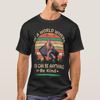 26 In Een Wereld Waar Je Alles Kan Wees Aardig Ge T-shirt