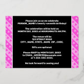 27e Birthday Party — Fun roze harten en stripes Folie Uitnodiging (Achterkant)