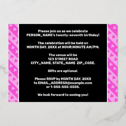 27e Birthday Party — Fun roze harten en stripes Folie Uitnodiging (Achterkant)