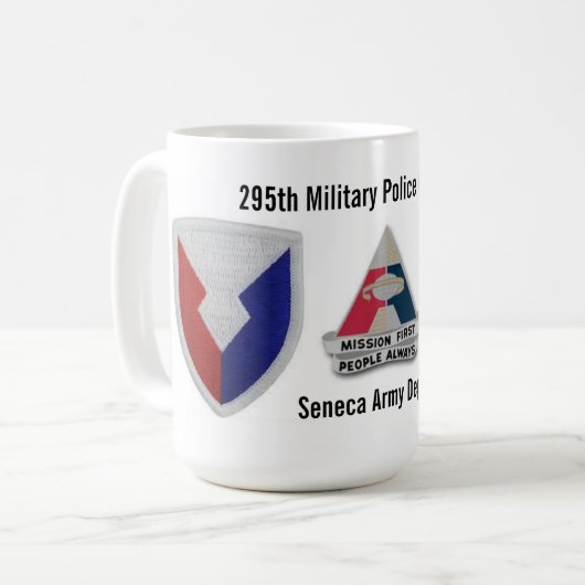 295e militair politiebureau Seneca Army Depot Koffiemok (Voorkant links)