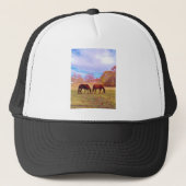 2 Bruine paarden in een gekleurd veld Trucker Pet (Voorkant)