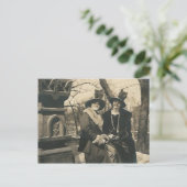 2 dames met petten met veren briefkaart (Staand voorkant)
