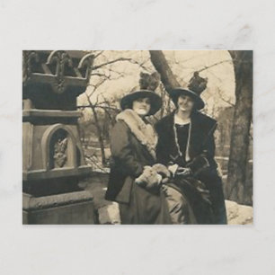 2 dames met petten met veren briefkaart