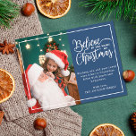 2 familiefoto's blauw Geloof in kerstmagie Feestdagenkaart<br><div class="desc">Een modern briefkaart met een van uw favoriete kerstfamilieportretten aan de linkerkant, aangevuld met een echt gouden folie lijst en tekst met de tekst "Geloof in de magie van Kerstmis" aan de rechterkant over een klassieke blauwe achtergrond, aanpasbaar met uw eigen begroetingsboodschap. De achterkant van het briefkaart is aanpasbaar met...</div>