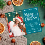 2 familiefoto's blauwgroen Geloof in kerstmagie Feestdagenkaart<br><div class="desc">Een modern briefkaart met een van uw favoriete kerstfamilieportretten aan de linkerkant, aangevuld met een echt gouden folie lijst en tekst met de tekst "Geloof in de magie van Kerstmis" aan de rechterkant over een moderne blauwgroen achtergrond, aanpasbaar met uw eigen groetboodschap. De achterkant van het briefkaart is aanpasbaar met...</div>