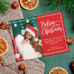 2 familiefoto's rood Geloof in kerstmagie Feestdagenkaart<br><div class="desc">Een modern briefkaart voor kerstgroeten met een van uw favoriete kerstfamilieportretten aan de linkerkant, aangevuld met een echt gouden folie lijst en tekst met de tekst "Geloof in de magie van Kerstmis" aan de rechterkant over een klassieke feestelijke rode achtergrond, aanpasbaar met uw eigen groetboodschap. De achterkant van het briefkaart...</div>