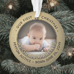 2 Foto 1 Kerstmis als Grandouders Black & Gold Ornament<br><div class="desc">Viel het kostbare geschenk van uw jongste familielid met een op maat gemaakte 2 foto "Ons eerste kerstfeest als grootouders" voor de gouden folie rond keramisch ornament. Genderneutraal ontwerp is geschikt voor een nieuwe baby of meisje kleinkind. Het afbeelding en al tekst op deze sjabloon zijn eenvoudig te personaliseren. (AFBEELDING...</div>