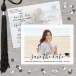 2 Foto Afstuderen Modern Script Save the Date Aankondigingskaart<br><div class="desc">Deel het vrolijke nieuws van uw aanstaande afstudeerpartij evenals 2 afbeeldingen met deze eenvoudige moderne minimalist sparen de datumbriefkaart uitnodigingen. Alle foto's en tekst zijn eenvoudig aan te passen om afstuderen naam, klassenjaar, school, en andere gebeurtenisdetails te omvatten. (AFBEELDING PLACEMENT TIP: Een gemakkelijke manier om een foto precies te centreren...</div>
