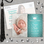 2 Foto Afstuderen Save the Date Blauwgroen Faux Si Aankondigingskaart<br><div class="desc">Tijd vliegt! Deel het vrolijke nieuws van uw aanstaande afstudeerpartij evenals 2 favorieten toen en nu afbeeldingen met deze elegante blauwgroen en zilveren glitter sparen de datumUitnodigingen van het briefkaart. Afbeeldingen en formuleringen zijn eenvoudig aan te passen. Als u de voorkeur geeft aan het wijzigen van "Deze snede" in "Onze...</div>