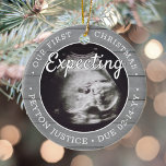 2 Foto Baby Ultrasound nieuwe ouders Faux grijs ho Keramisch Ornament<br><div class="desc">Viel het kostbare geschenk van uw nieuwste familielid met een stijlvol ornament met twee foto's rond keramiek. Genderneutraal ontwerp is geschikt voor een nieuwe baby of meisje. De woorden en de afbeeldingen op deze sjabloon zijn eenvoudig te personaliseren, en kunnen verschillend of het zelfde op voor en rug zijn. (AFBEELDING...</div>