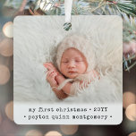 2 Foto baby's eerste Kerstmis Modern Minimal Squar Metalen Ornament<br><div class="desc">Viel de eenvoudige vreugde van uw nieuwste familielid met een stijlvol ornament van twee vierkante foto's. Genderneutraal ontwerp is geschikt voor een nieuwe baby of meisje. De woorden en de afbeeldingen op deze sjabloon zijn eenvoudig te personaliseren, en kunnen verschillend of het zelfde op voor en rug zijn. (TIP VAN...</div>