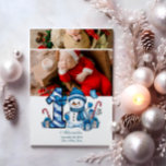 2 Foto Blue Snowman Eerste Kerstmis Feestdagenkaart<br><div class="desc">Vier het eerste vakantieseizoen van je kleintje met dit vrolijke winterontwerp met een blauw plaid nummer,  een schattige sneeuwpop en verspreide snoepstokken en geschenken. Pas het aan met de foto- en geboortegegevens van je baby om een aandenken te creëer dat charme en magie in je vakantieherinneringen brengt.</div>