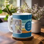 2 Foto Collage - retro streteert blauwe regenboog Koffiemok<br><div class="desc">Gebruik twee vierkante foto's om een uniek en persoonlijk cadeau te creëer. Het centrum omvat een gebied om uw douanetekst toe te voegen - Beste Opa van ooit - of om het even welke tekst u wilt!</div>