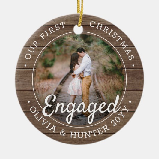 2 Foto Eerste Kerst Verloving Rustiek Nep Hout Keramisch Ornament (Voorkant)