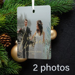 2 foto Eerste Kerstmis als Mr. en Mrs. net getrouw Metalen Ornament<br><div class="desc">Eenvoudig elegant faux gouden script newlyweds bruiloft dubbelzijdig 2 aangepaste foto's Eerste Kerstmis als Mr. en Mrs. gepersonaliseerd ornament met een dennenbos.         Gemakkelijk om met uw namen,  jaar en afbeeldingen aan te passen!         het kan een  keepasgift voor een nieuw paar zijn.</div>