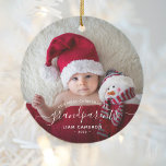 2 Foto grootouders Eerste Kerstwit script Keramisch Ornament<br><div class="desc">Help hen hun eerste kleinkind te vieren met deze mooie moderne keepaardsieraad. In de witte tekst staat "Ons eerste kerstfeest als grootouders" met het woord "grootouders" in elegant handschrift met een bloei voor en na. Vervang eenvoudig de twee afbeeldingen van de steekproef met uw favoriete foto's van de nieuwe baby,...</div>