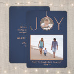 2 Foto Joy Ornament Elegant Modern Navy & Copper Feestdagenkaart<br><div class="desc">Viel de eenvoudige grappen van de feestdagen en deel twee van uw favoriete foto's met een elegante blauw van de marine en een faux koperen kerstkaart. De tekst op deze sjabloon is gemakkelijk aan te passen om het even welke formulering, zoals Zure Kerst, Prettige feestdagen, de Groeten van de Zaaien,...</div>