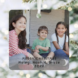 2 Foto Modern Minimalist Black Text Overlay Metalen Ornament<br><div class="desc">Viel de eenvoudige vreugde van de feestdagen met een douane 2 van het fotovierkant metaal versiering. De afbeeldingen en al tekst op deze sjabloon zijn gemakkelijk aan te passen en kunnen verschillend of het zelfde op voor en rug zijn. Het kan om het even welke formulering omvatten, zoals Vroege Kerst,...</div>