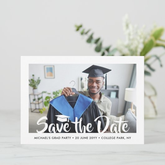 2 Foto Modern Script Afstuderen Save the Date Kaart (Staand voorkant)